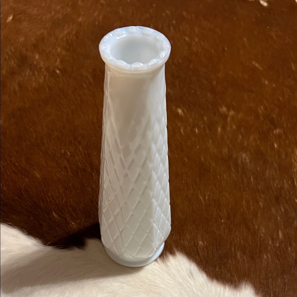 VTG E O BRODY WHITE MILK GLASS QUILT PATTERN BUD VASE USA - 8 5/8”